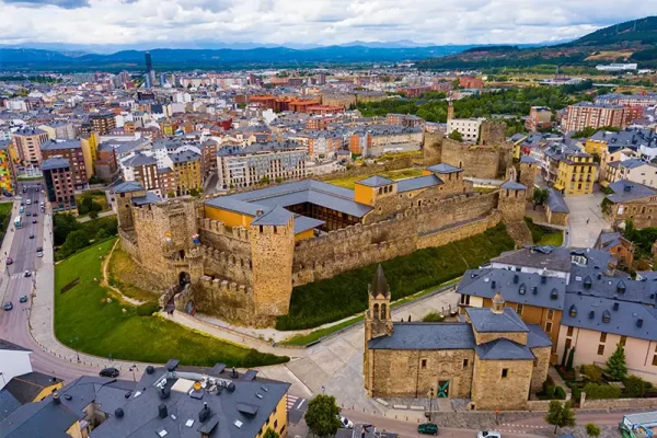 Castillo Templario de Ponferrada y su entorno en el casco antiguo. Guías Bierzo